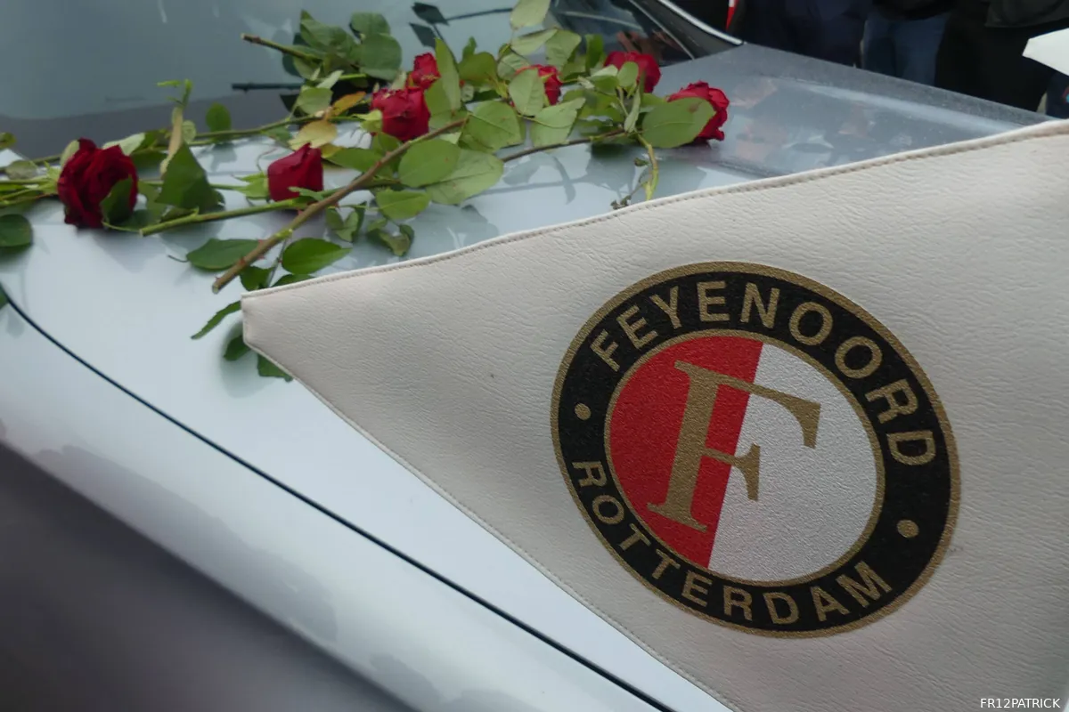 Fotoverslag laatste eerbetoon Leo Beenhakker online