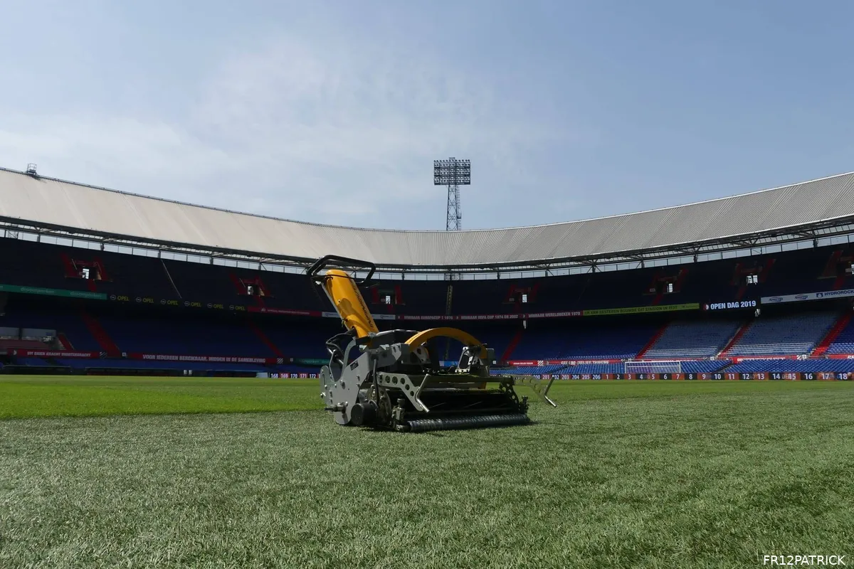 Onderhoudsmachine op de grasmat van De Kuip, het stadion van Feyenoord, dat in het seizoen 2025/26 als tweede eindigde in de VVCS-veldencompetitie.