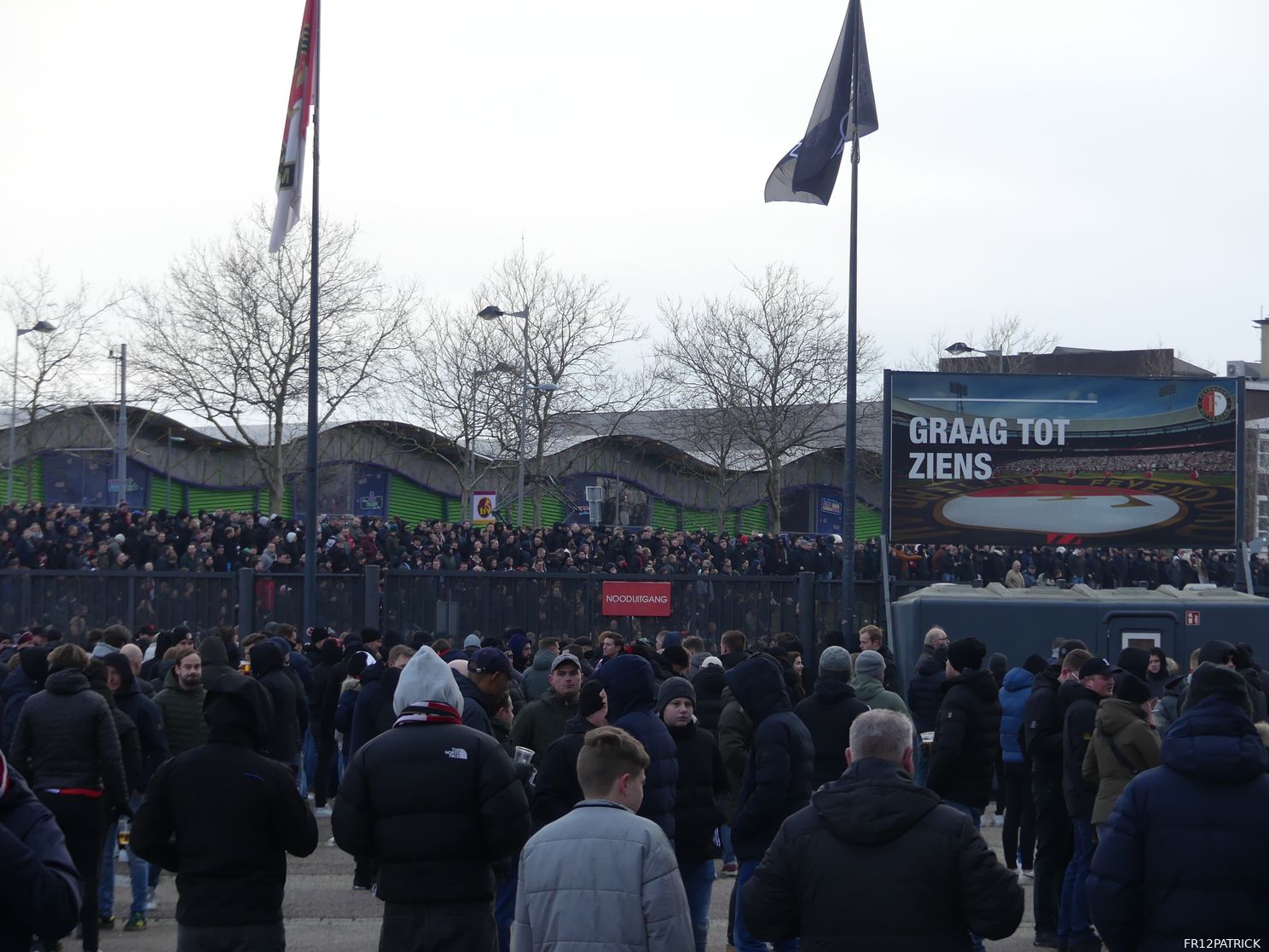 Tausende Fans warteten außerhalb des Stadions auf den Spielerbus von Feyenoord, aber sie hatten nicht so viel Glück, da sie in sehr großem Abstand gehalten wurden.