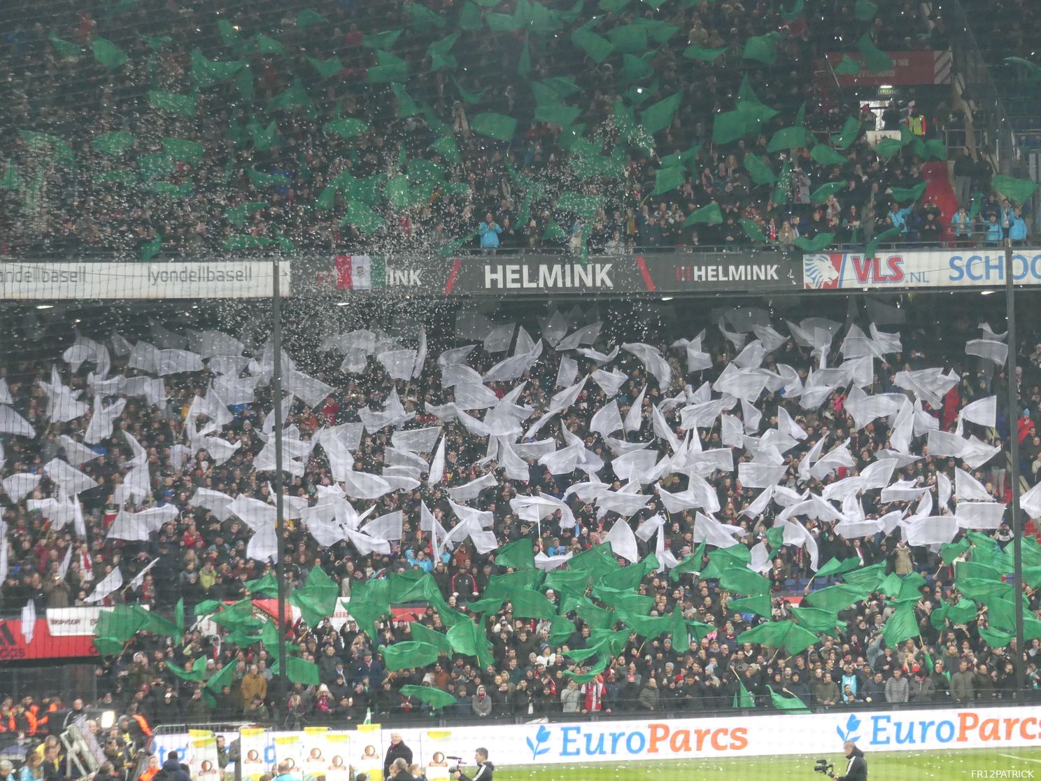Das Rot-Weiß-Schwarz von Feyenoord und das Grün-Weiß-Grün von Rotterdam.