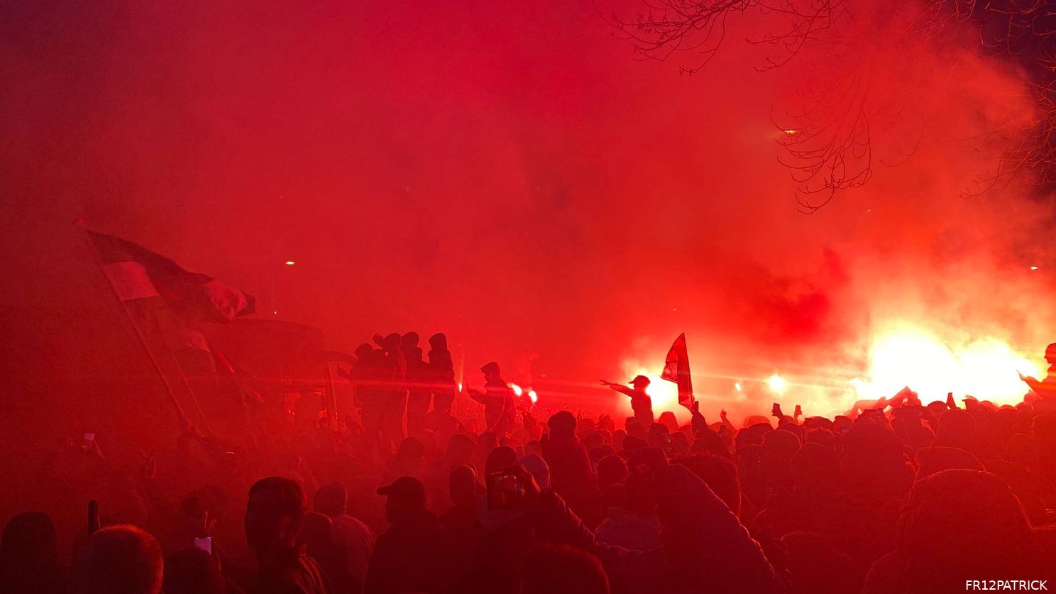 Fotoverslag ontvangst spelersbus na winst in de Klassieker