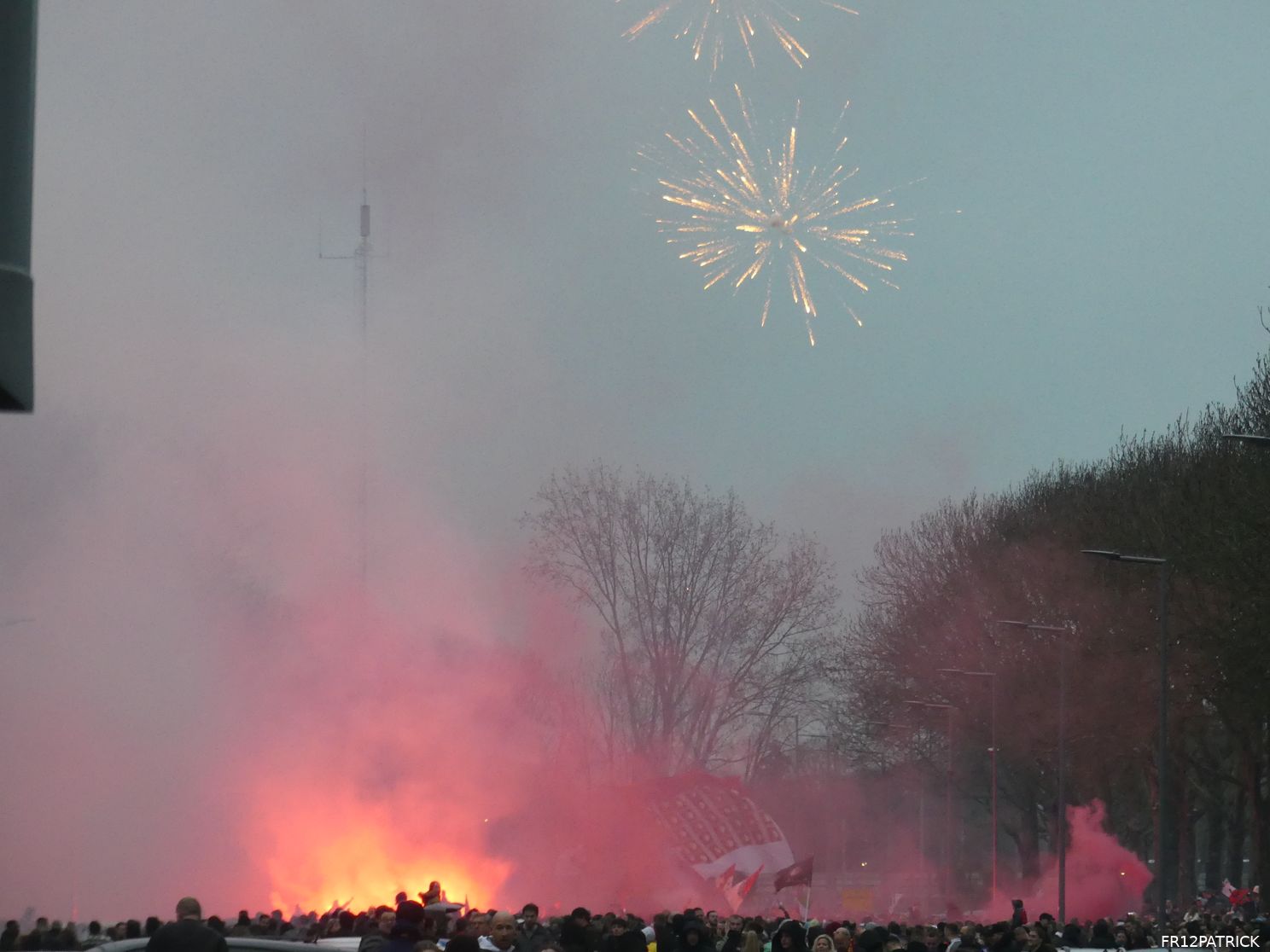 Fotoverslag ontvangst spelersbus na winst in de Klassieker