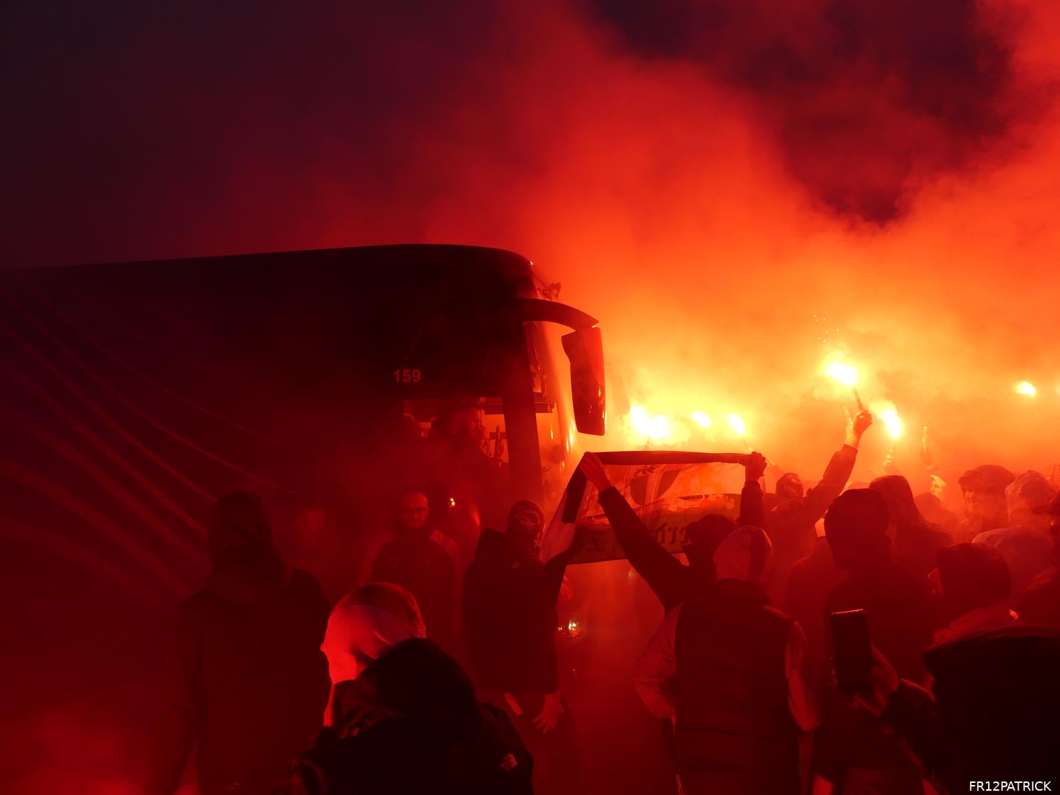 Fotoverslag ontvangst spelersbus na winst in de Klassieker
