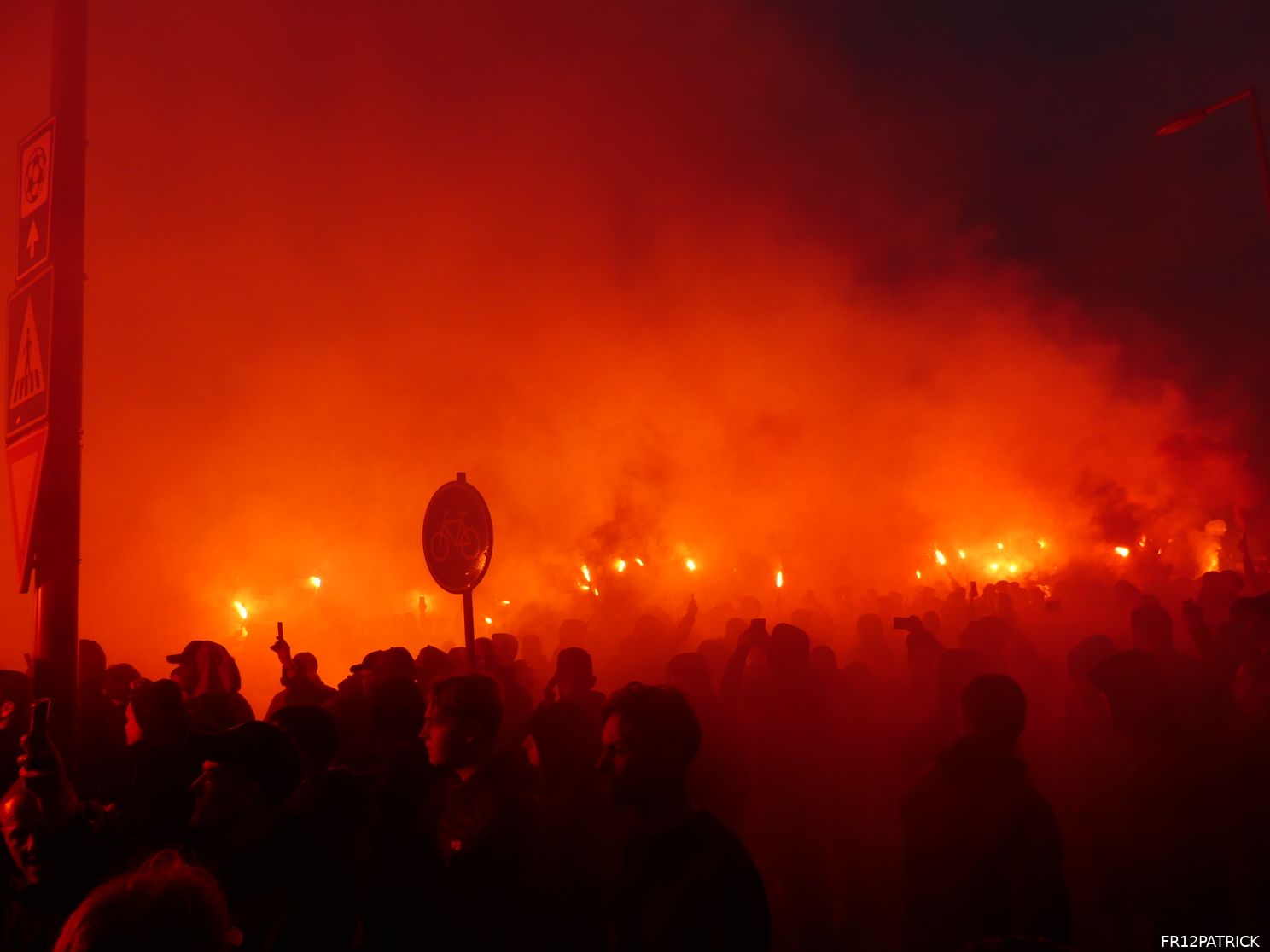 Fotoverslag ontvangst spelersbus na winst in de Klassieker