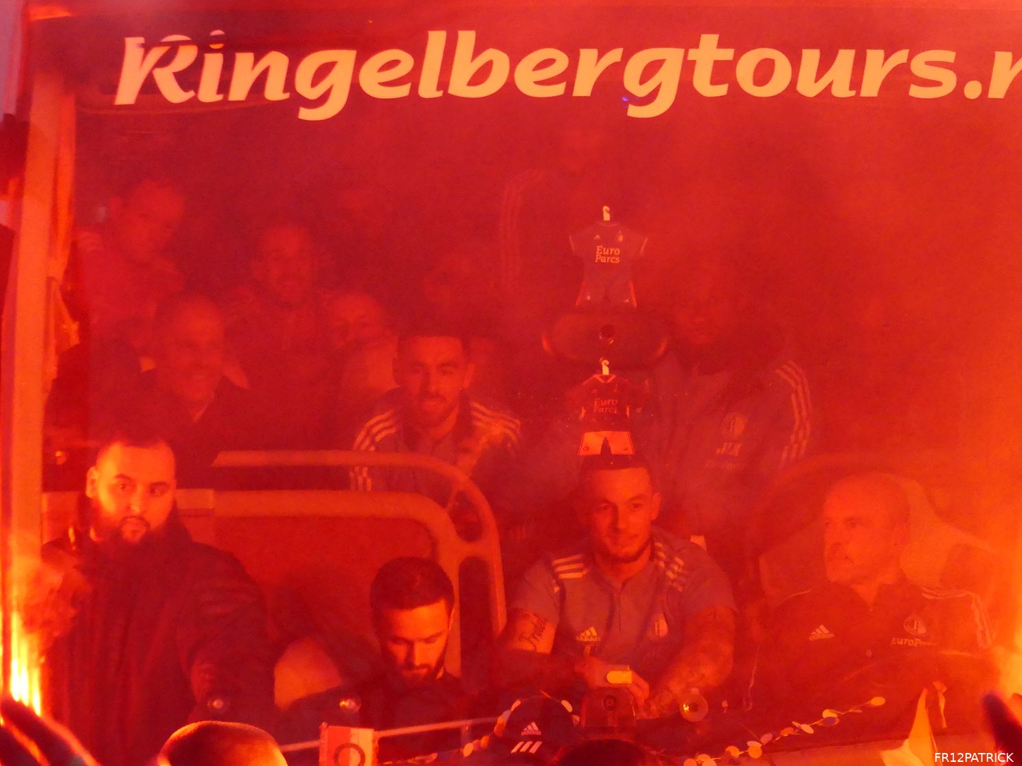 Fotoverslag ontvangst spelersbus na winst in de Klassieker