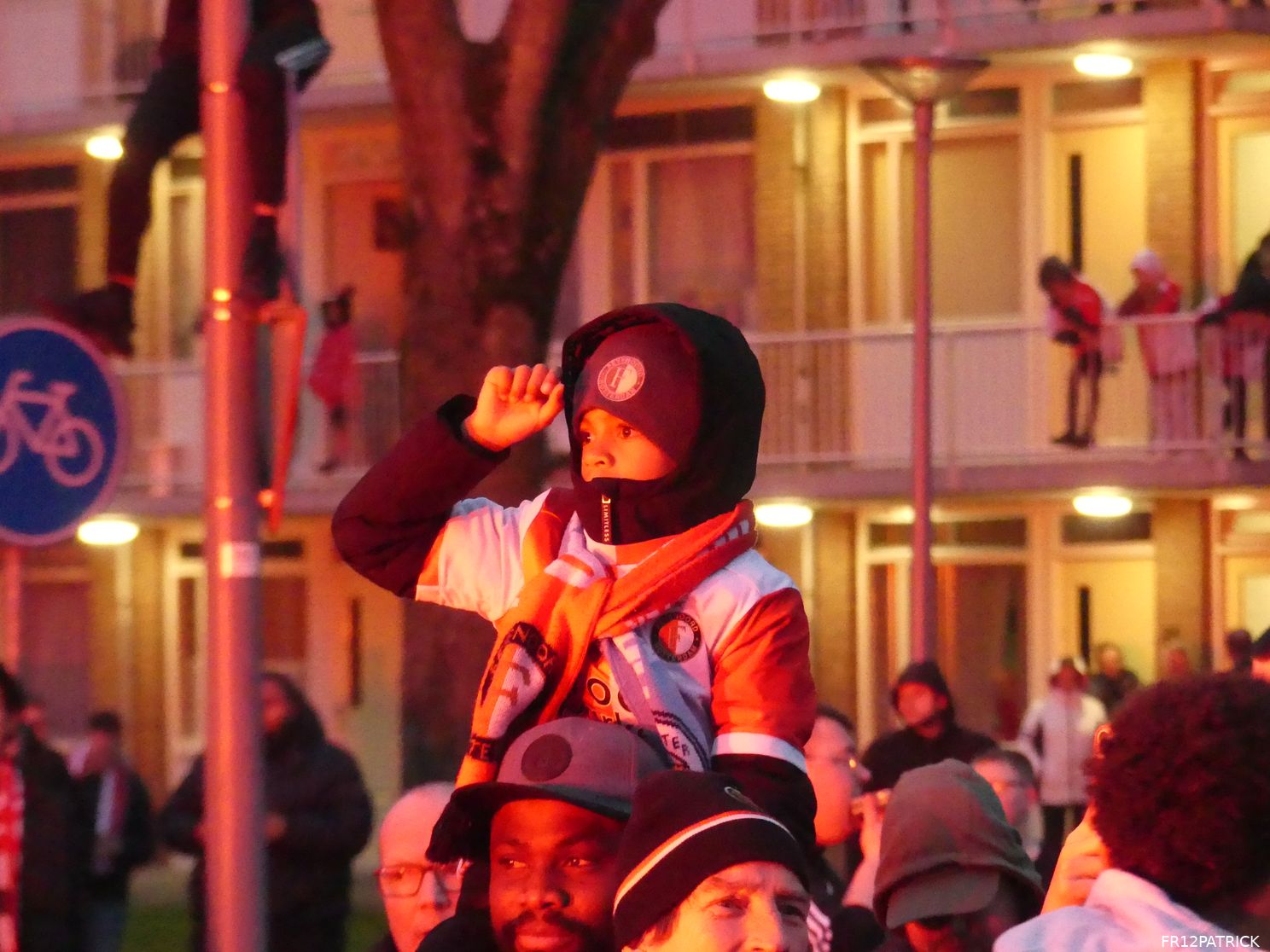 Fotoverslag ontvangst spelersbus na winst in de Klassieker