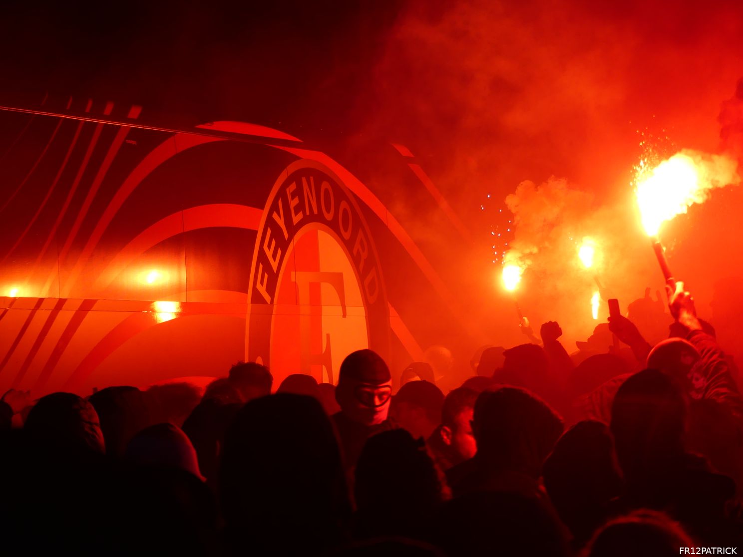 Fotoverslag ontvangst spelersbus na winst in de Klassieker
