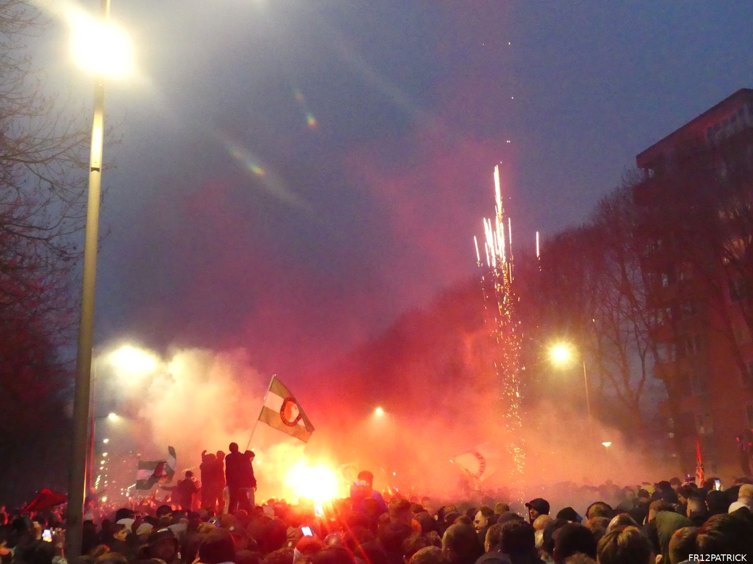 Fotoverslag ontvangst spelersbus na winst in de Klassieker