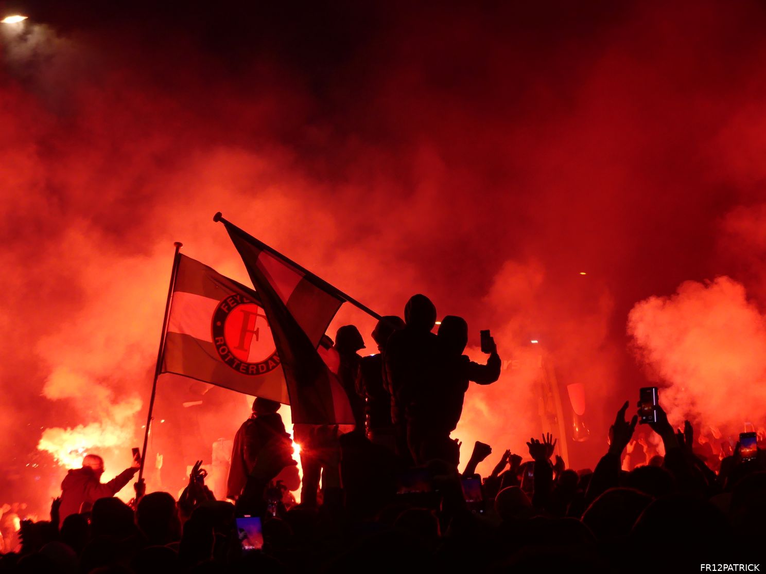 Fotoverslag ontvangst spelersbus na winst in de Klassieker