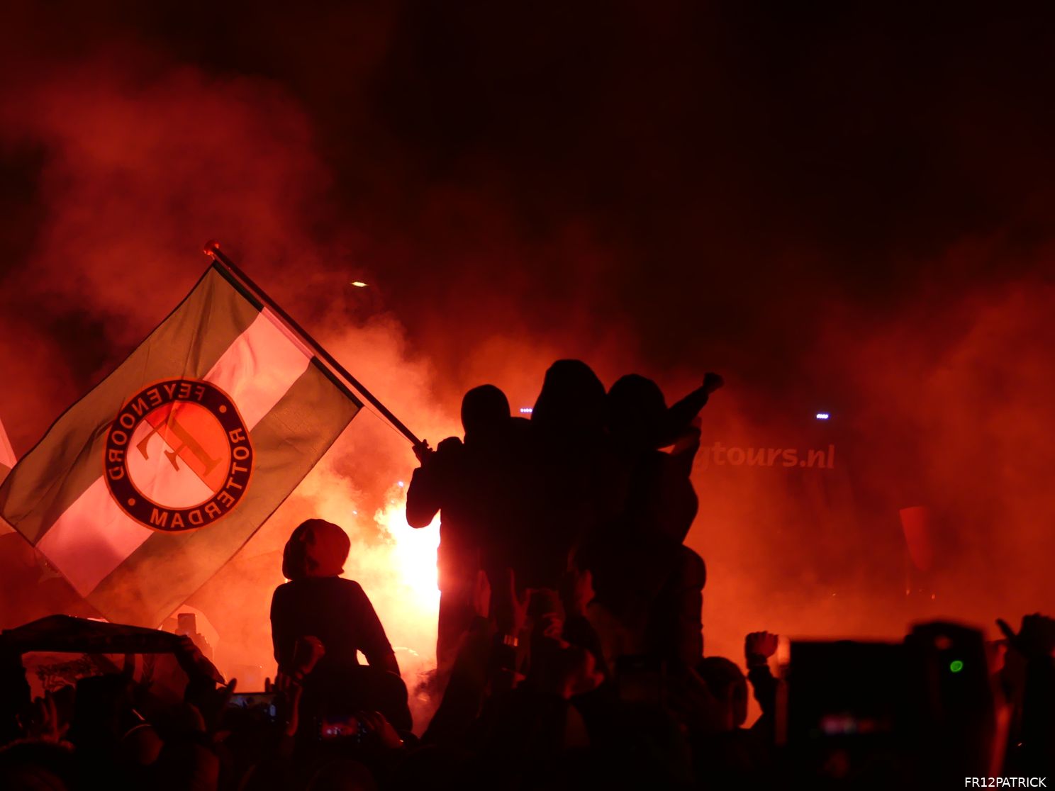 Fotoverslag ontvangst spelersbus na winst in de Klassieker