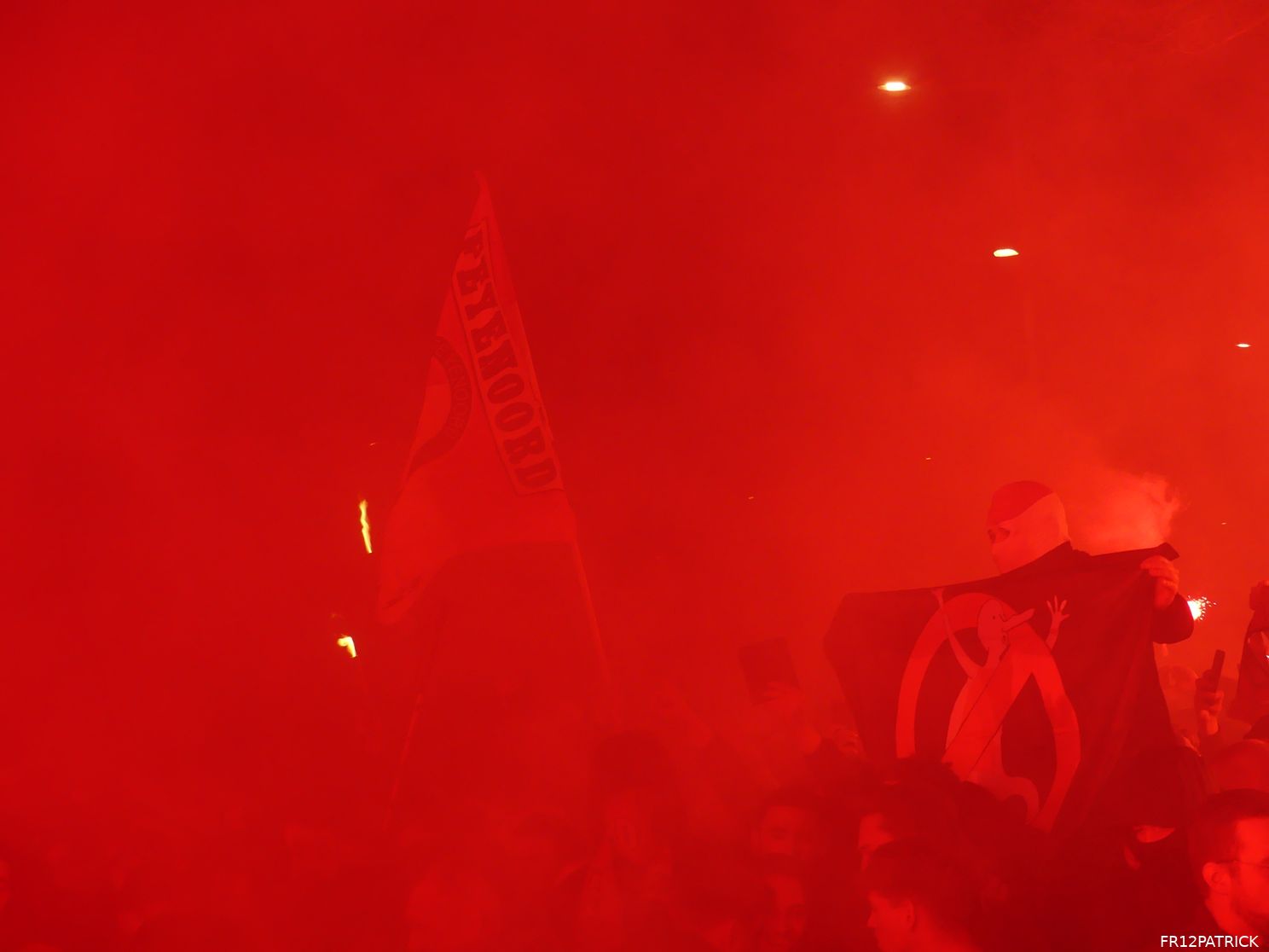 Fotoverslag ontvangst spelersbus na winst in de Klassieker