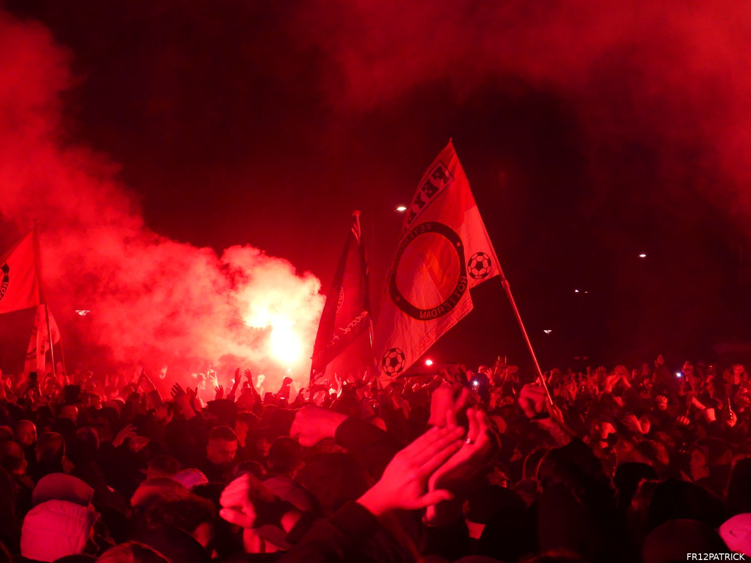 Fotoverslag ontvangst spelersbus na winst in de Klassieker