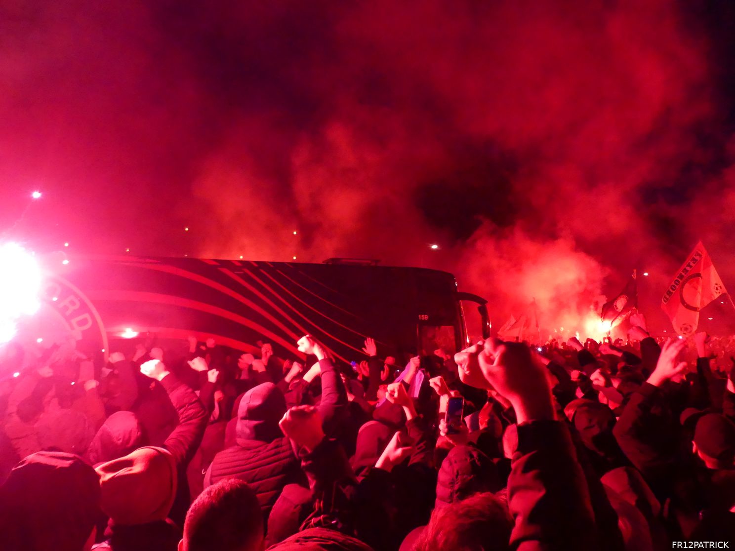 Fotoverslag ontvangst spelersbus na winst in de Klassieker