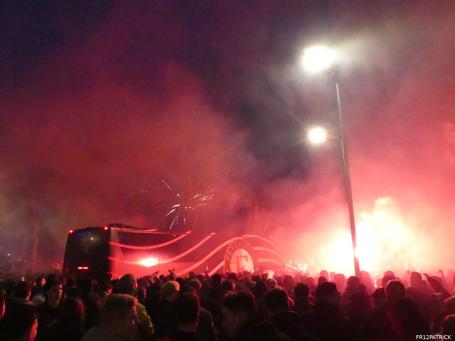 Fotoverslag ontvangst spelersbus na winst in de Klassieker