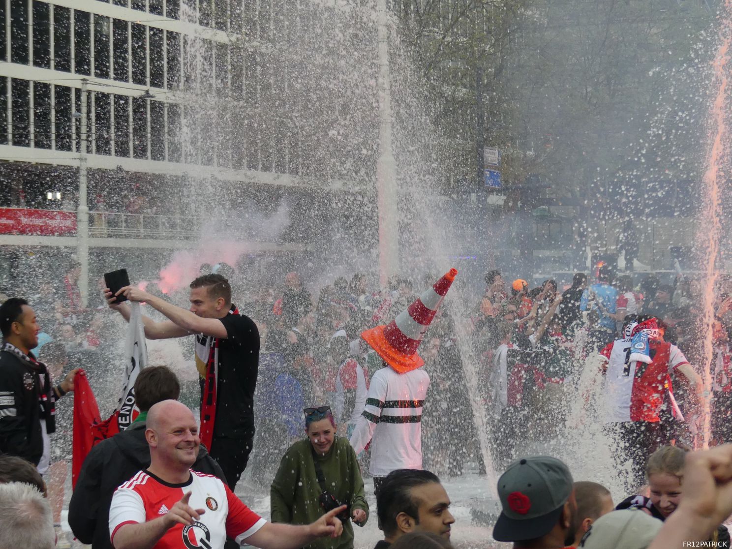 Schoonmaken Hofpleinfontein gestart: "Je kunt het zo gek niet bedenken"