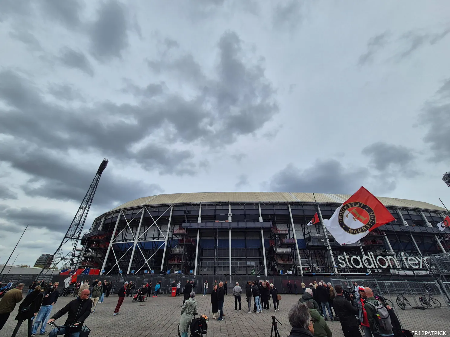 Fotoverslag laatste eerbetoon Leo Beenhakker online