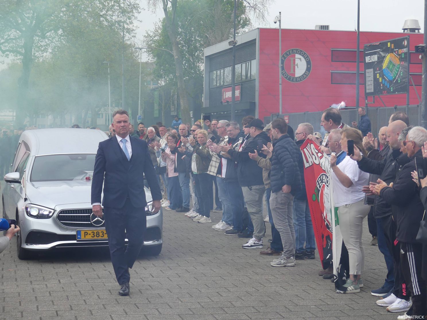 Fotoverslag laatste eerbetoon Leo Beenhakker online