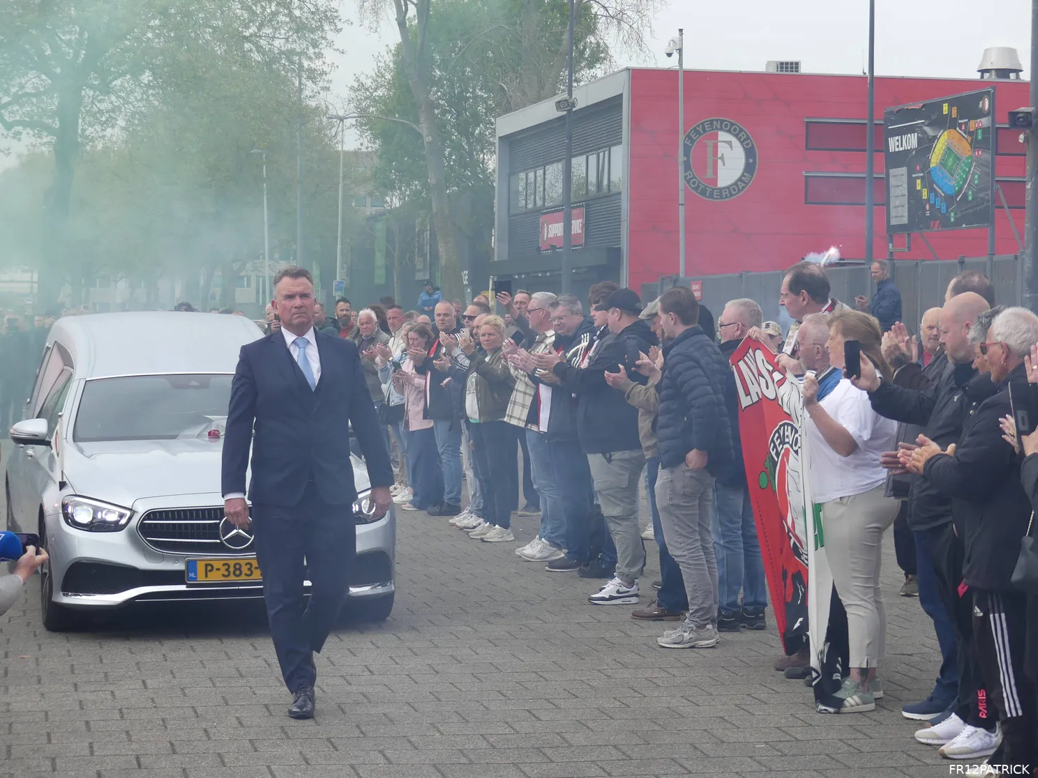 Fotoverslag laatste eerbetoon Leo Beenhakker online