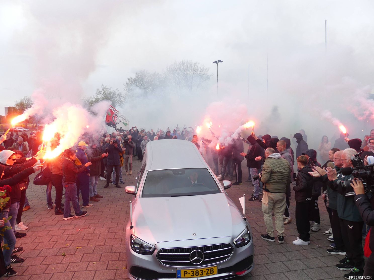 Fotoverslag laatste eerbetoon Leo Beenhakker online
