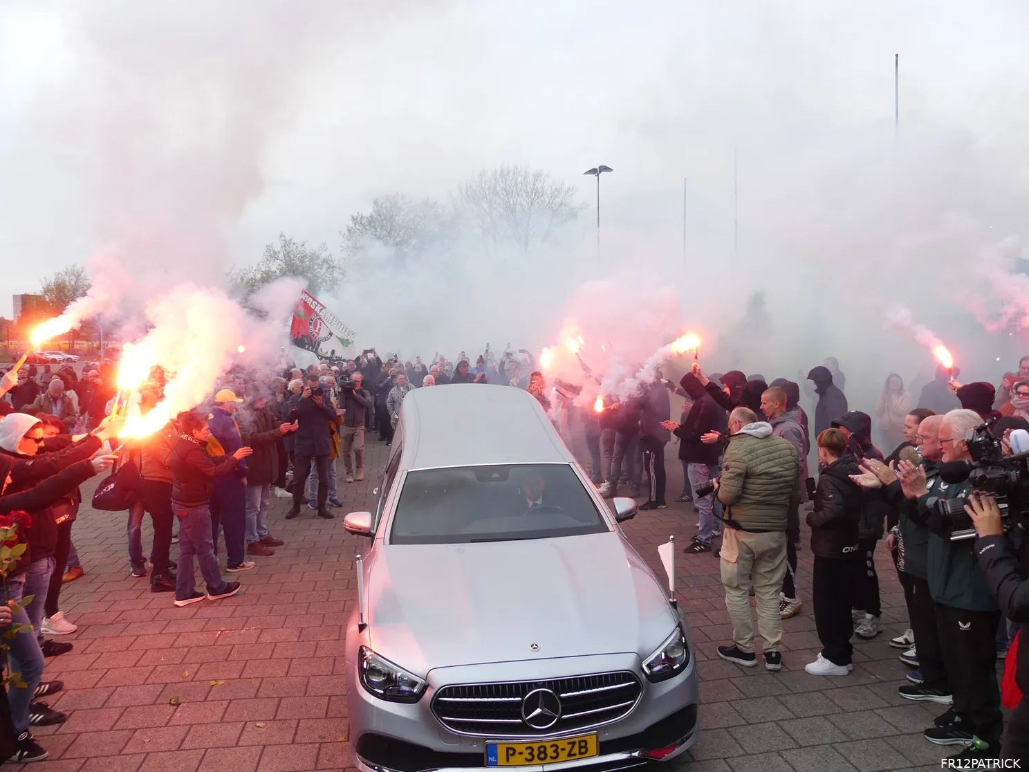 Fotoverslag laatste eerbetoon Leo Beenhakker online