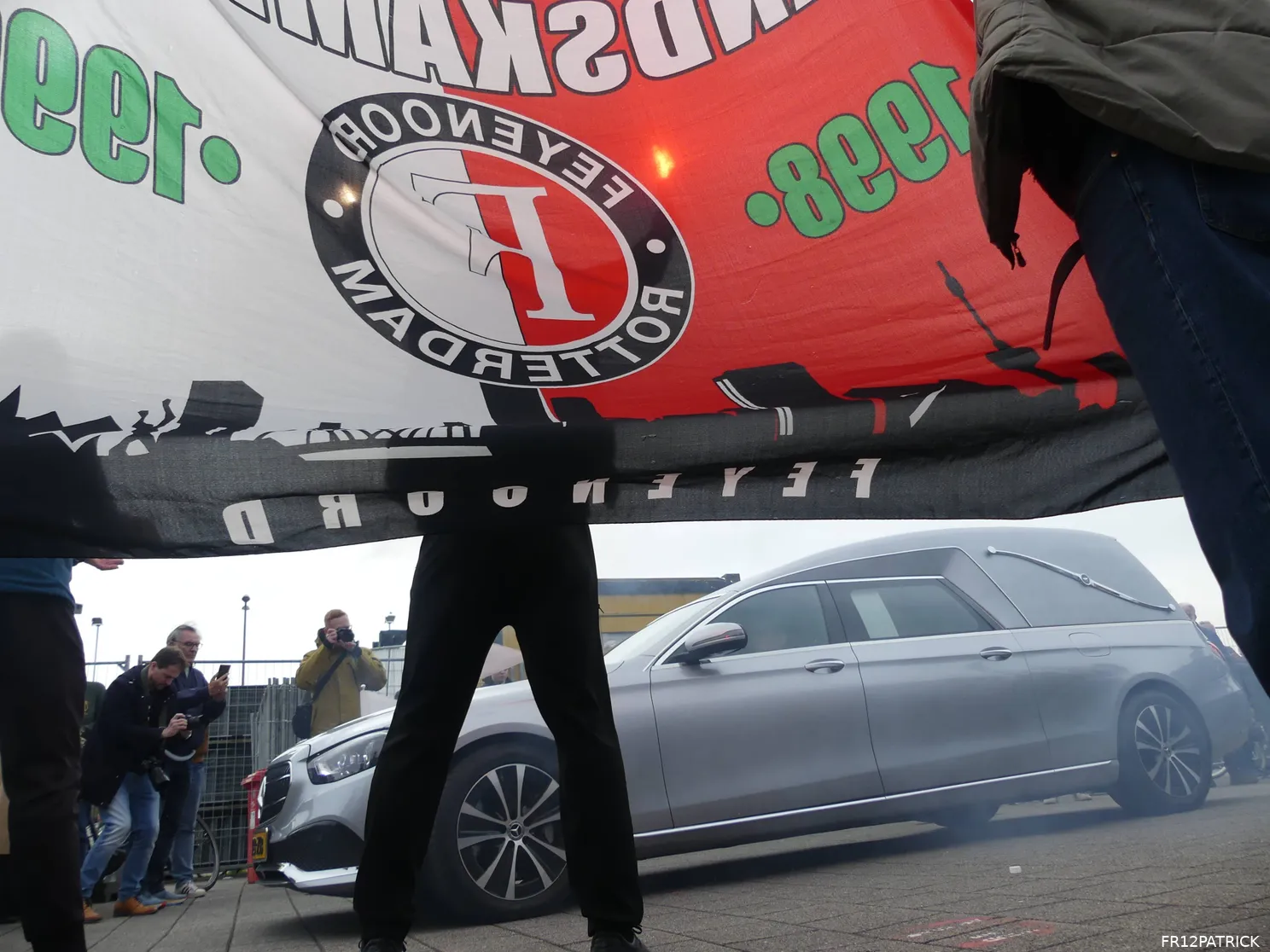 Fotoverslag laatste eerbetoon Leo Beenhakker online