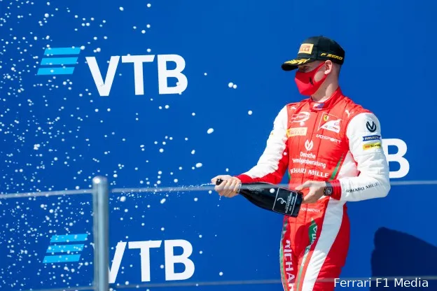 Surer: 'Vanaf nu wacht Ferrari totdat Mick die overstap kan maken'