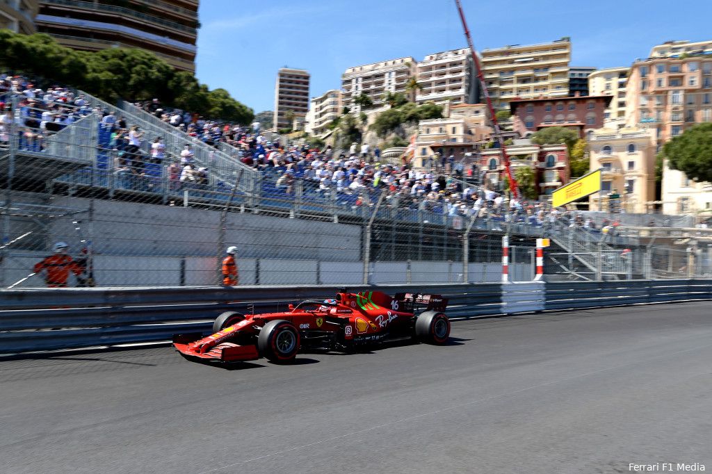 Leclerc crasht maar pakt eerste pole sinds 2019, Verstappen tweede