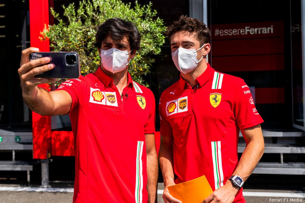 Leclerc en Sainz tonen waardering voor koukleumende Ferrari-fans