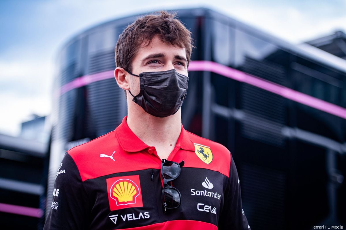 Ondertussen in de F1 | Leclerc ziet zichzelf grote fout maken op schermen langs de baan