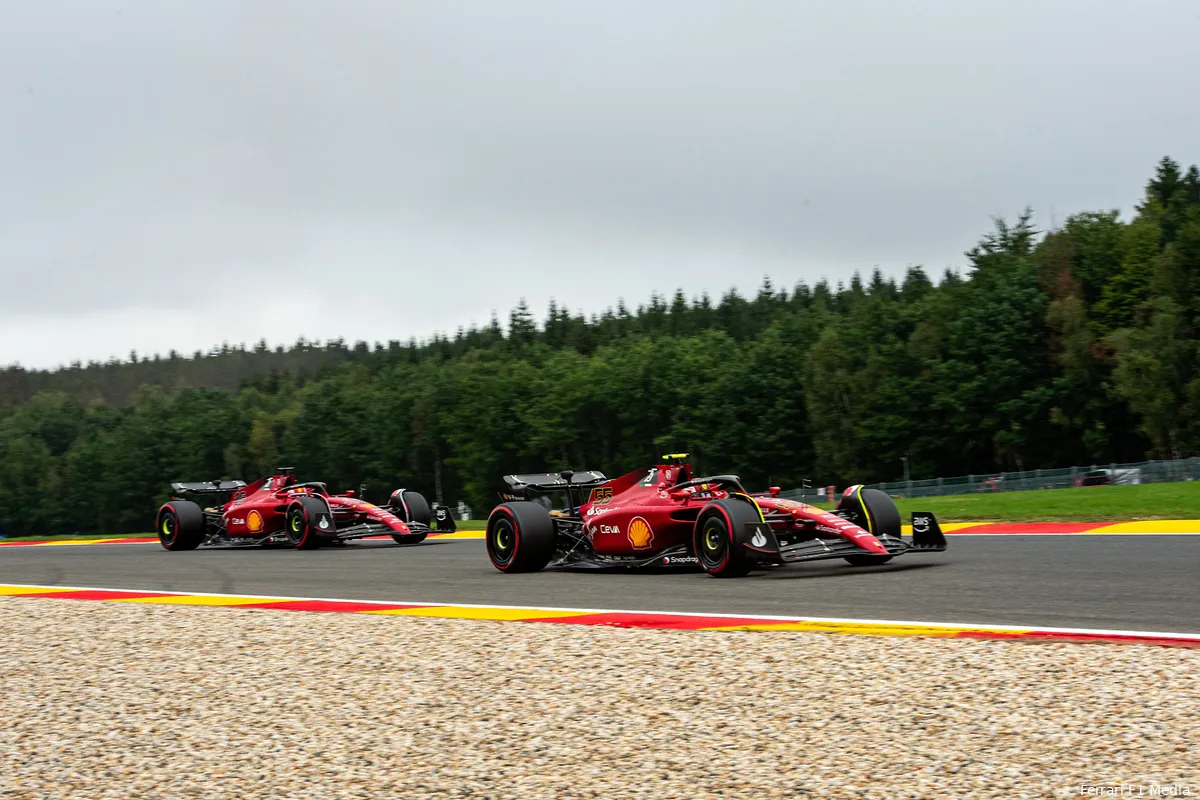 Ferrari-coureurs moeten voorbeeld Hamilton volgen: 'Ze zorgen nu voor onzekerheid'