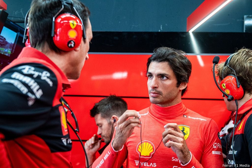 Sainz over zelfreflectie van Ferrari: 'We zijn kritisch richting onszelf, we moeten verbeteren'