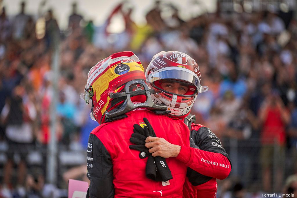 Sainz ziet Leclerc uitblinken: 'Hij rijdt op een niveau dicht bij Verstappen'