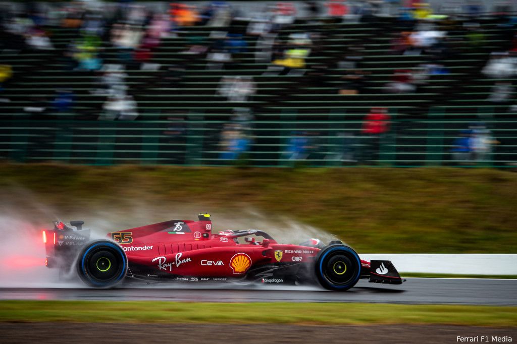 Chaos bij de start van GP Japan, rode vlag wordt gewapperd na crash Sainz