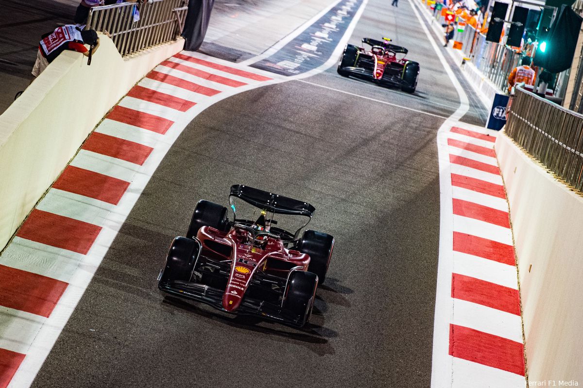 'Sainz bood in 2022-seizoen meermaals aan Leclerc te helpen, strategie werkte Ferrari-coureurs tegen'