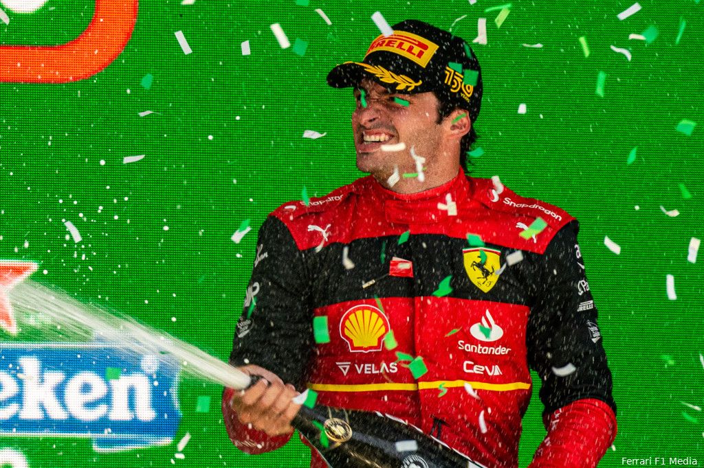 Ondertussen in de F1 | Sainz geniet van opstarten V12-motor in Ferrari-auto