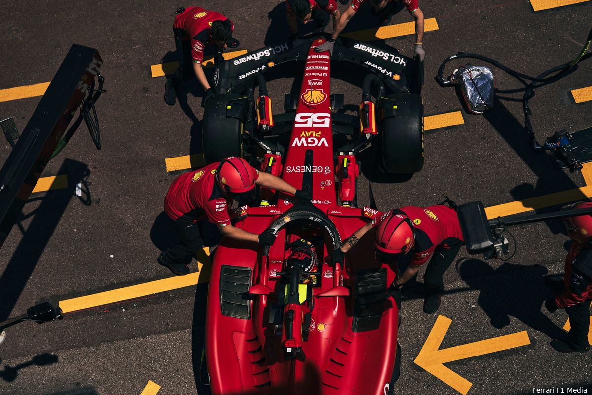 Sainz maakt zich niet druk om Ferrari-stoeltje na geruchten Hamilton: 'Silly season'