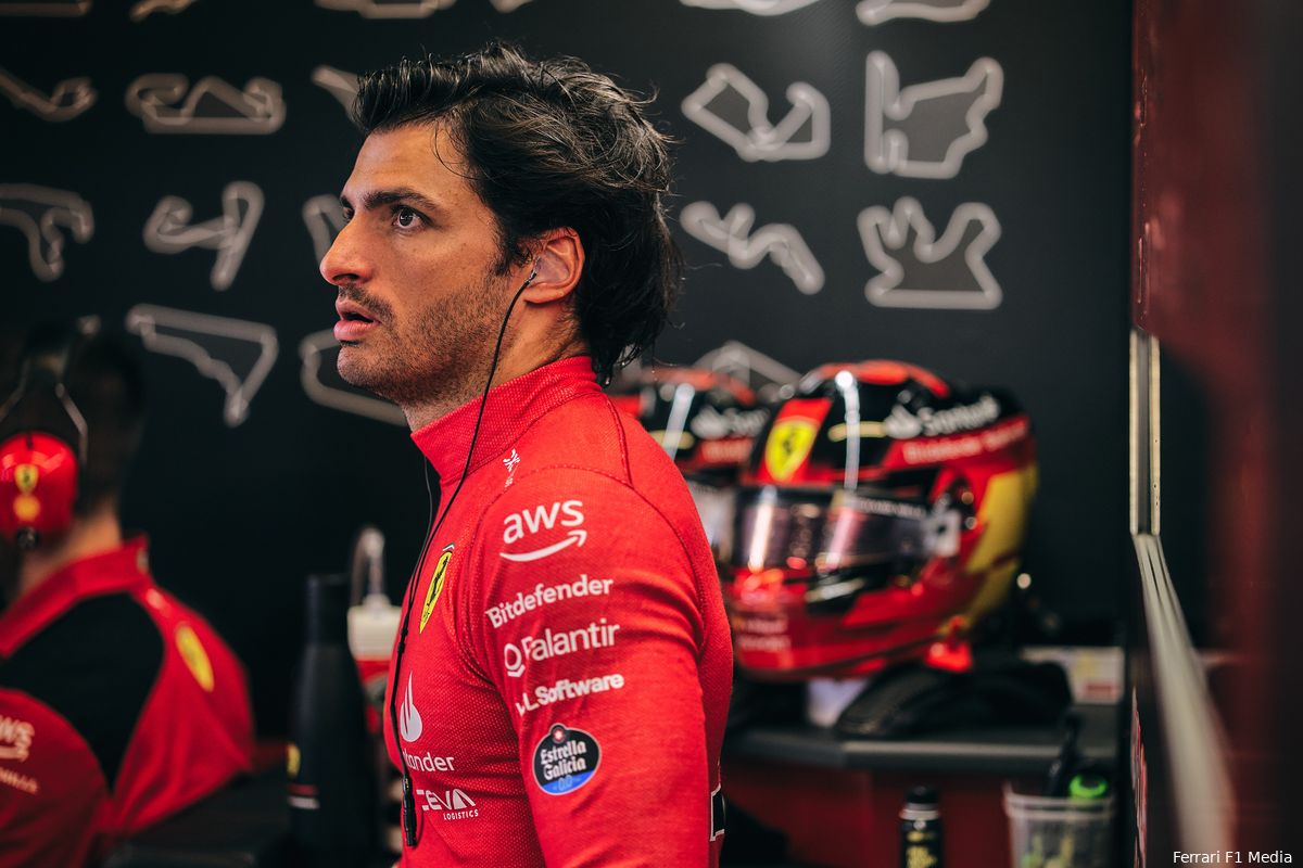 Sainz reageert op aanstaand vertrek bij Ferrari: 'Ben me bewust van wat ik waard ben'