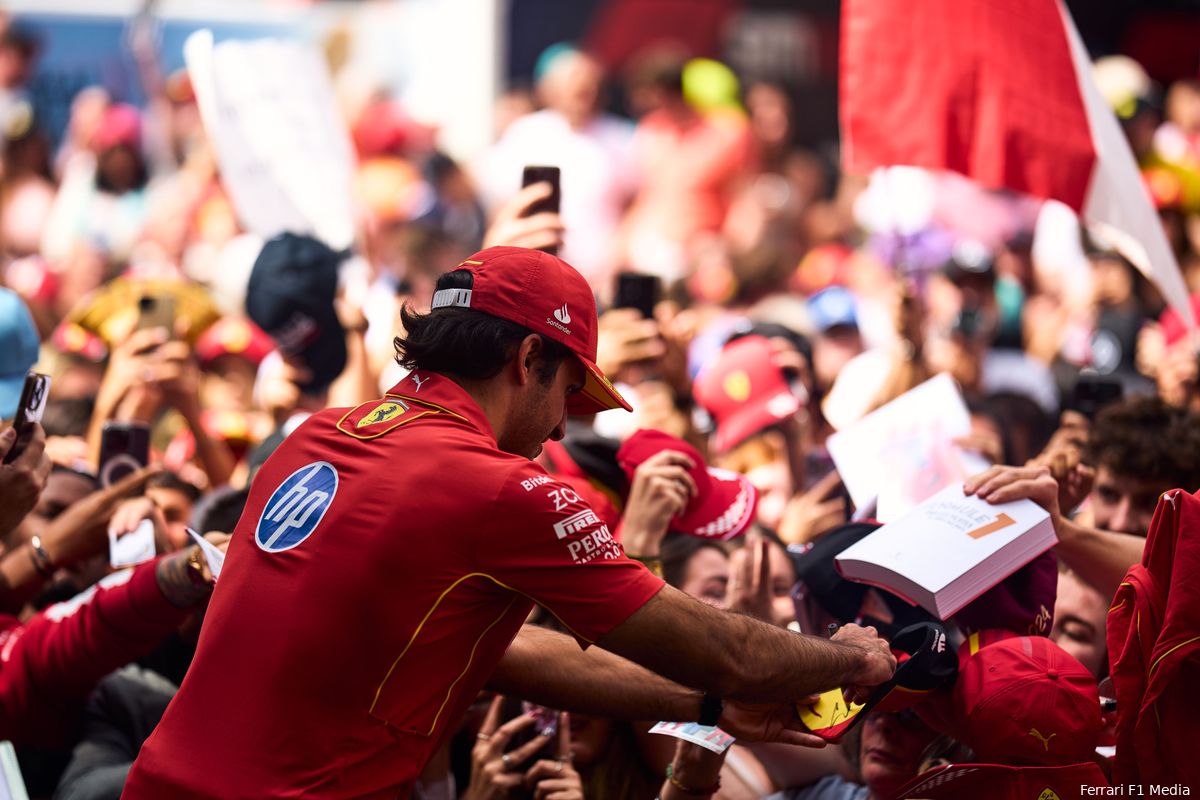 Sainz lacht om geruchten: 'Drie maanden geleden had ik nog getekend voor Red Bull'