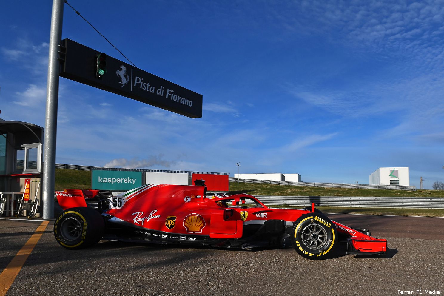 Sainz' eerste Ferrari-meters in foto's: Spanjaard maakt officieel testdebuut