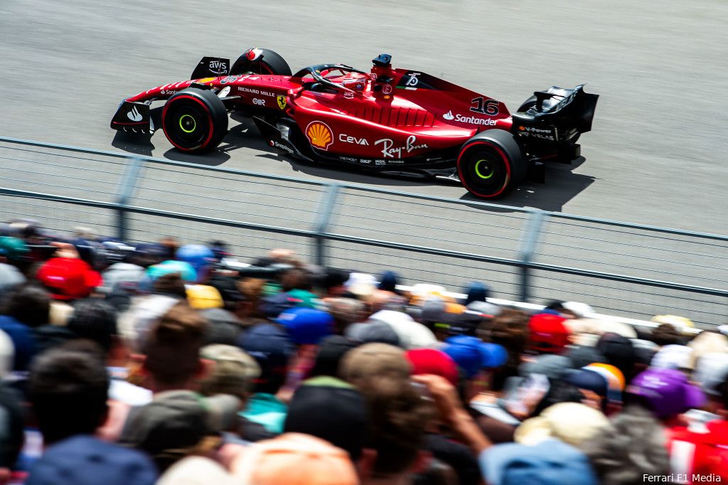 Charles Leclerc start tijdens de Grand Prix van Canada achteraan door een gridstraf. Dat is direct één concurrent minder voor Max Verstappen op zondag.
