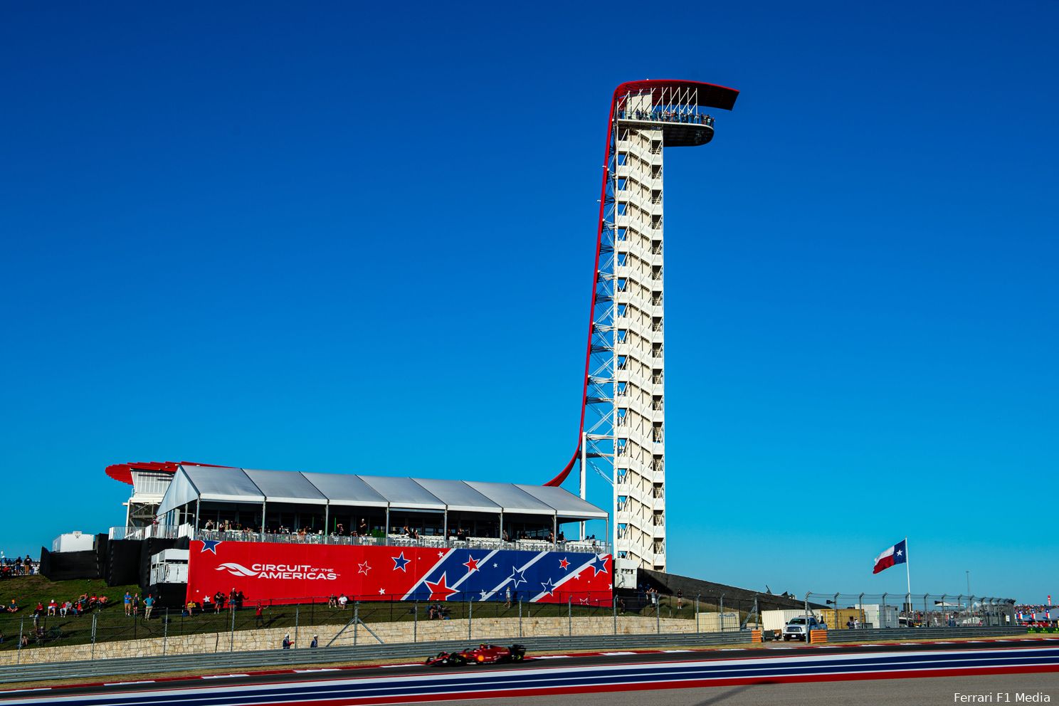 Het
Circuit of the Americas (COTA), uitkijktoren en tribune, Grand Prix van de Verenigde Staten 2022 (Foto:
Ferrari F1 Media)