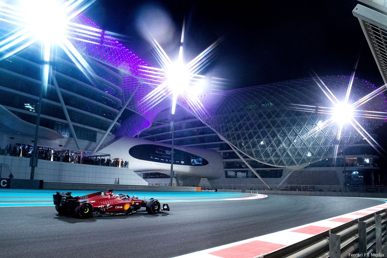 De flitsende SF-75 onder het kunstlicht van Abu Dhabi. 
