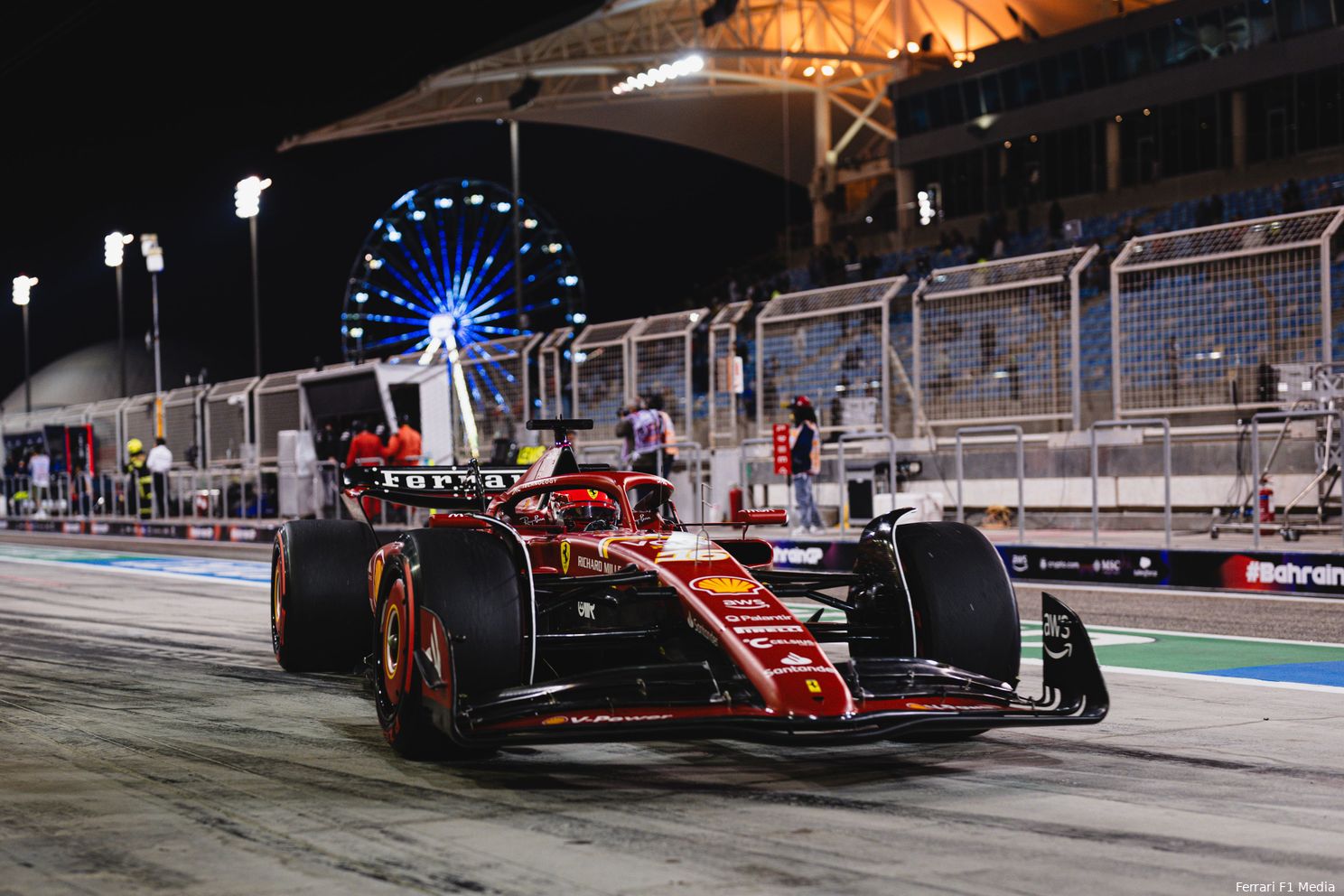 De Ferrari SF-24 met Charles Leclerc tijdens de kwalificatie voor de Grand Prix van Bahrein, 2024.