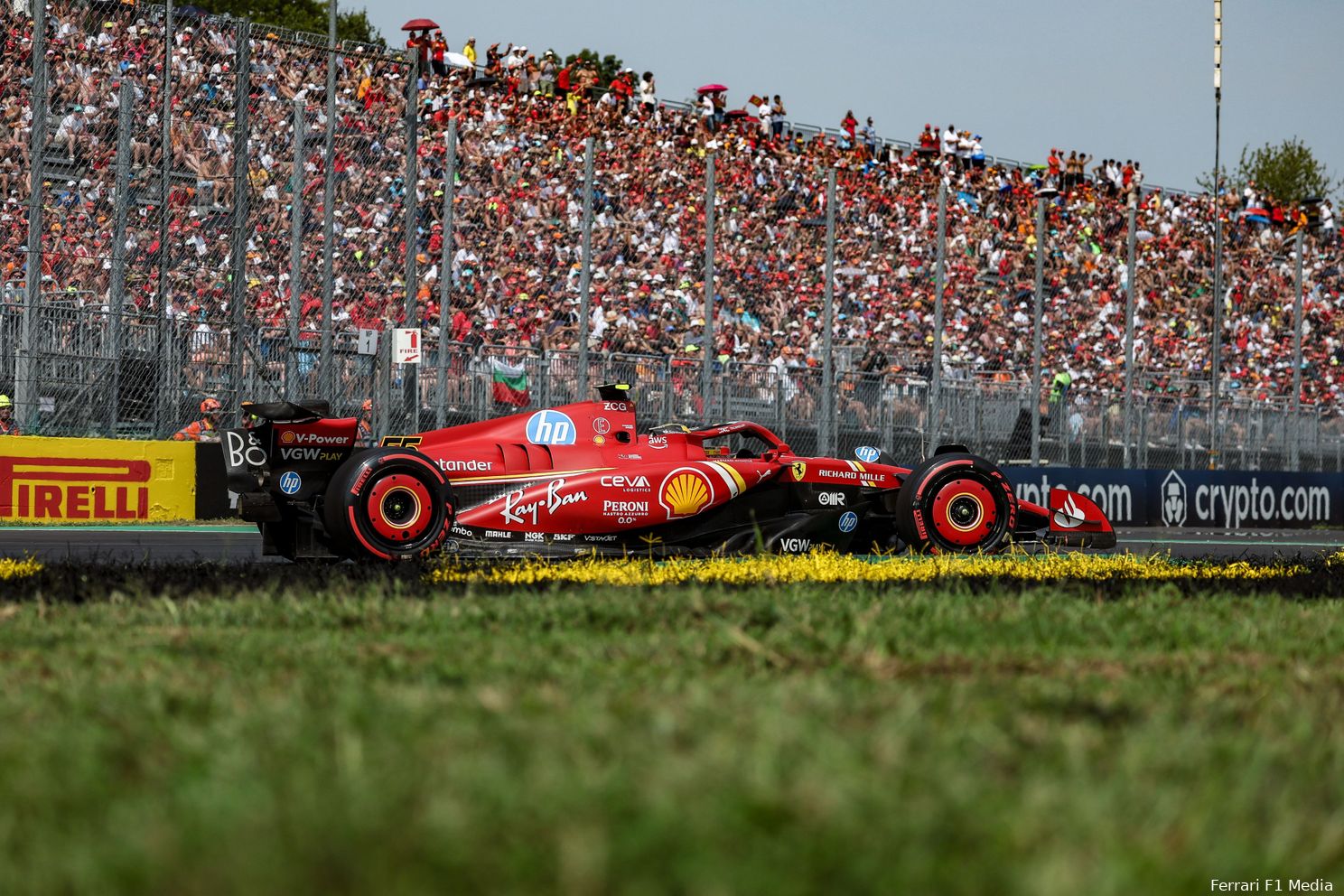 Carlos Sainz met de tifosi op de achtergrond, Autodromo Internazionale di Monza, Grand Prix van Italië 2024