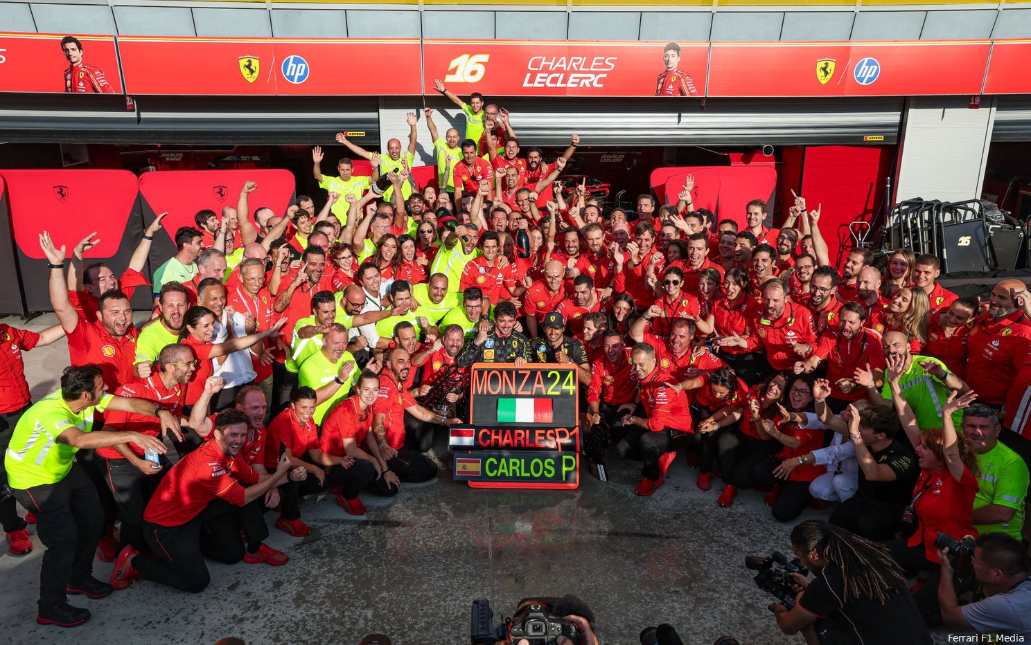 Waarom praten teams als Ferrari en Alpine Engels? 'Dat zou niet logisch zijn'