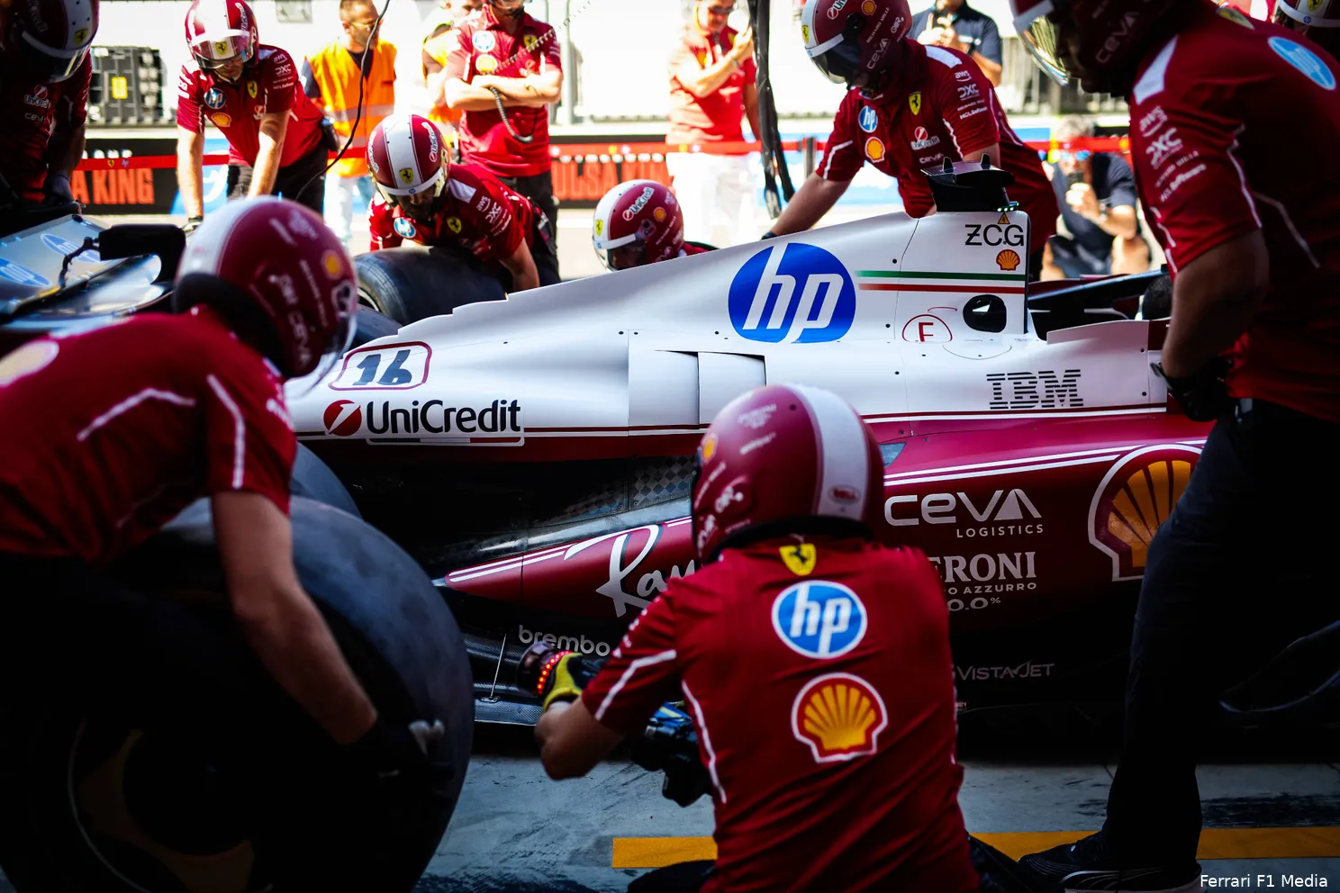 charles-leclerc-ferrari-italië-2025-vrijdag-livery-1-pitstop-sf-25