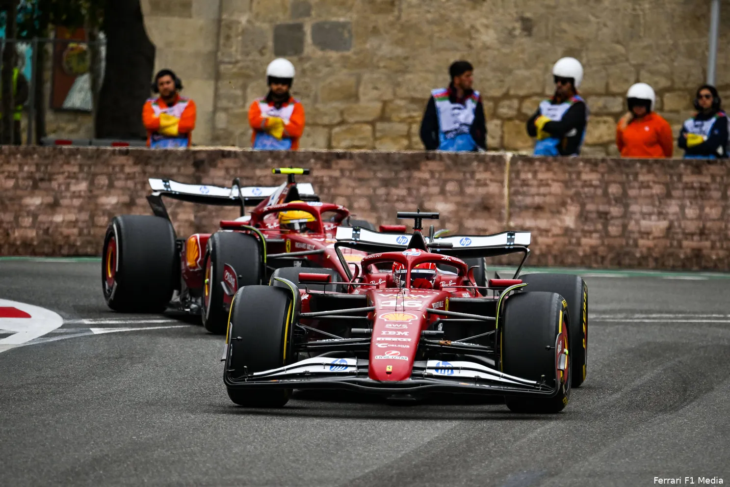 lewis-hamilton-charles-leclerc-ferrari-gp-azerbeidzjan-2025-zondag