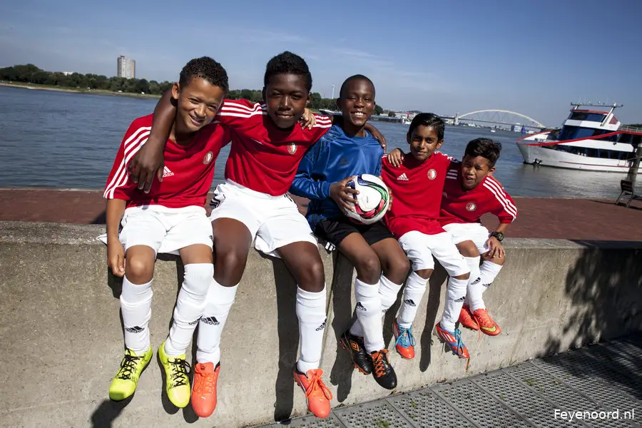 Feyenoord en Manchester United samen de wijk in