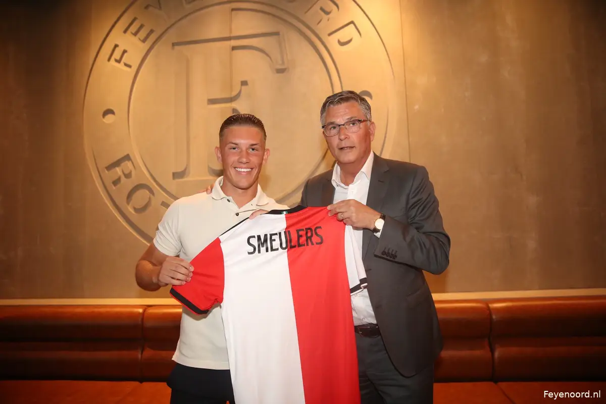 Kind van de club Ian Smeulers tekent profcontract