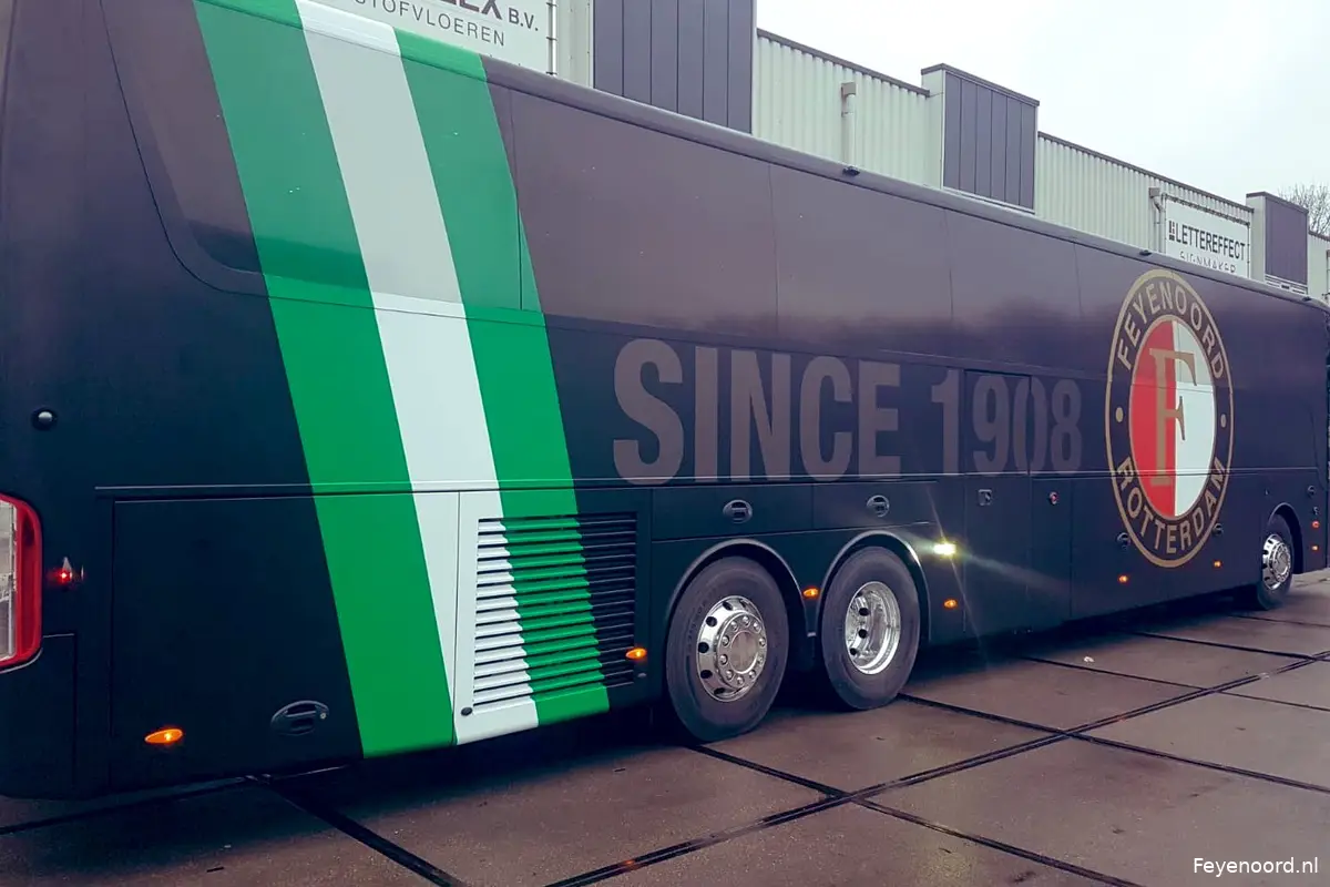 Feyenoord presenteert nieuwe spelersbus